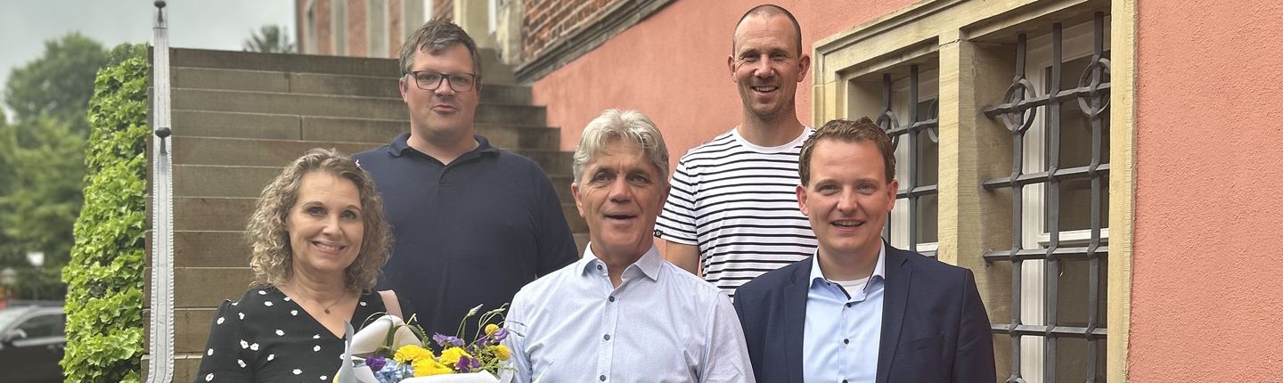 Gruppenbild zur Verabschiedung auf der Rathaustreppe.
