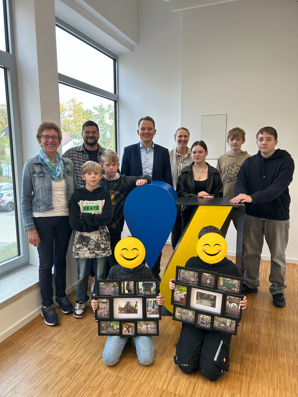Die Berkelklasse der St. Felicitas Schule stellte Bürgermeister Dr. Tom Tenostendarp den Waldlehrpfad vor.