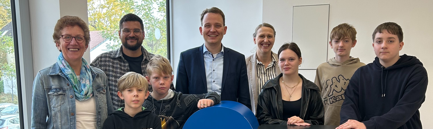 Die Berkelklasse der St. Felicitas Schule stellte Bürgermeister Dr. Tom Tenostendarp den Waldlehrpfad vor.