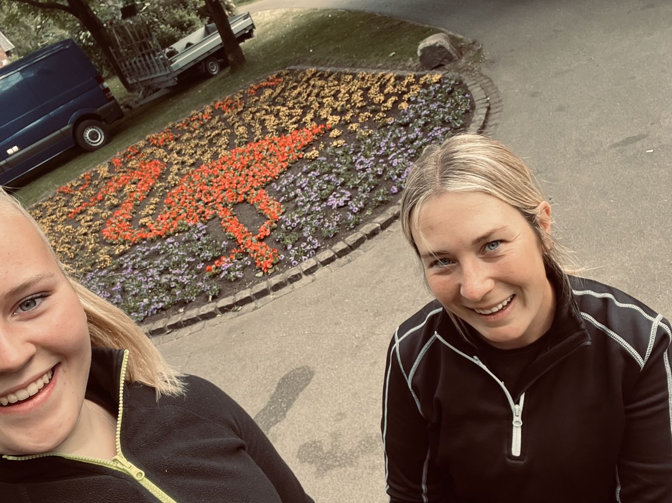 Hannah Robers und Theresa Breuer vor einem Flamingo-Beet