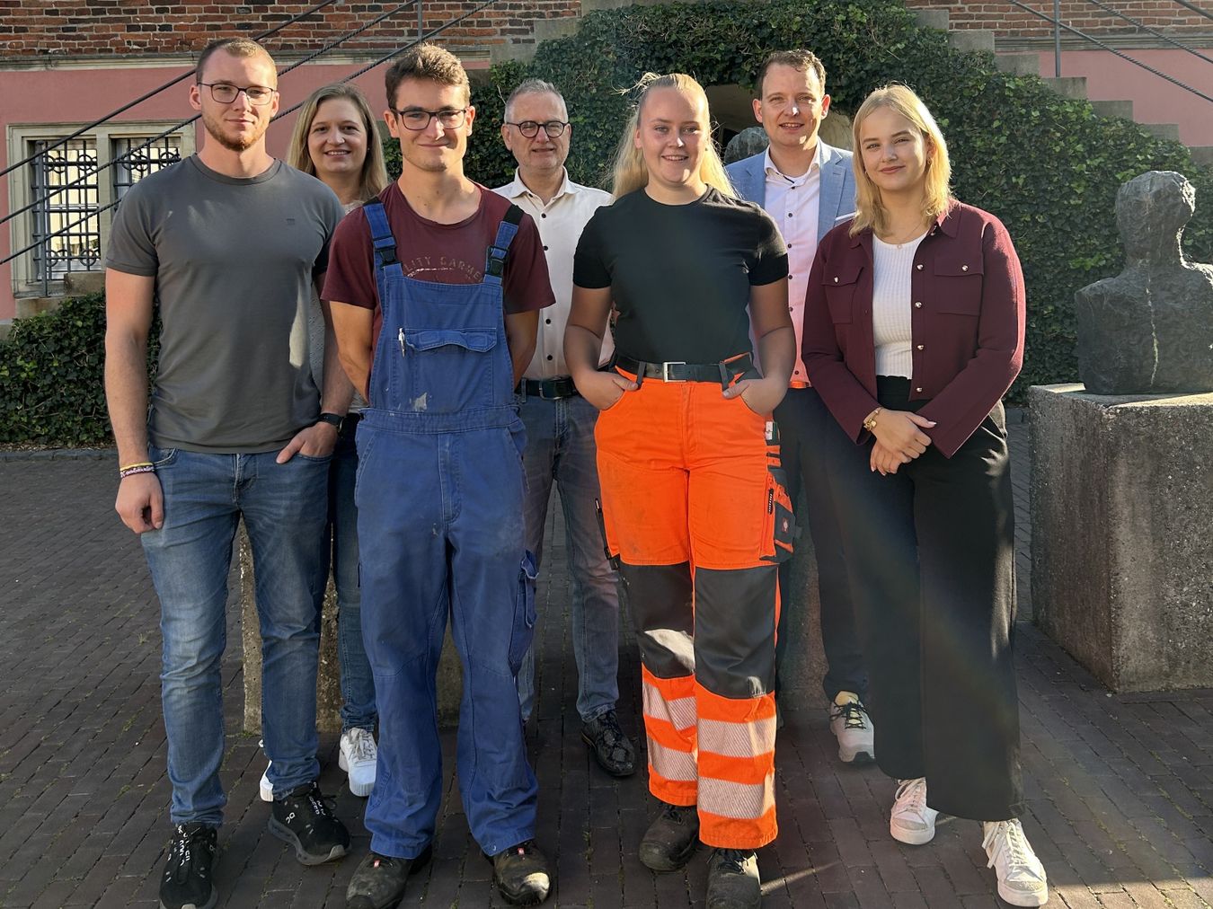 Ausbildungsbeauftragte Hanna Schnetger (hinten, links), Personalleiter Jürgen Depenbrock (hinten, Mitte) und Bürgermeister Dr. Tom Tenostendarp (hinten, rechts) gratulieren (v.l.n.r.) Marc Fonnemann, Marian Benson, Hannah Robers und Charlotte Severt zur abgeschlossenen Ausbildung.