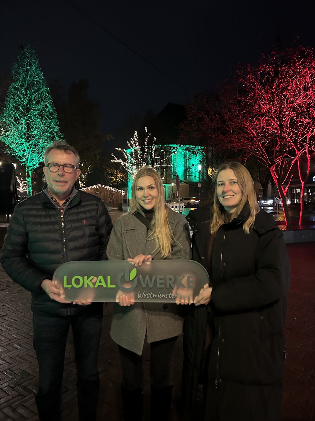 Jörg Lenhard, jana Potthoff und Karina Wozniak Arends stehen vor den Lichinseln