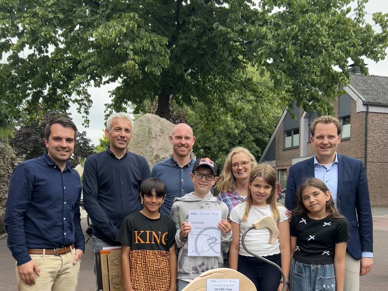 Gruppenbild aller Teilnehmenden der Norbertschule mit Bürgermeister und Erstem Beigeordnetem