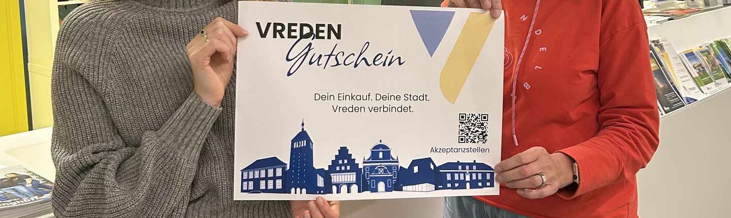 Karina Woźniak-Arends (links) und Gisela Busch präsentieren das neue Design des Vreden-Gutscheins.