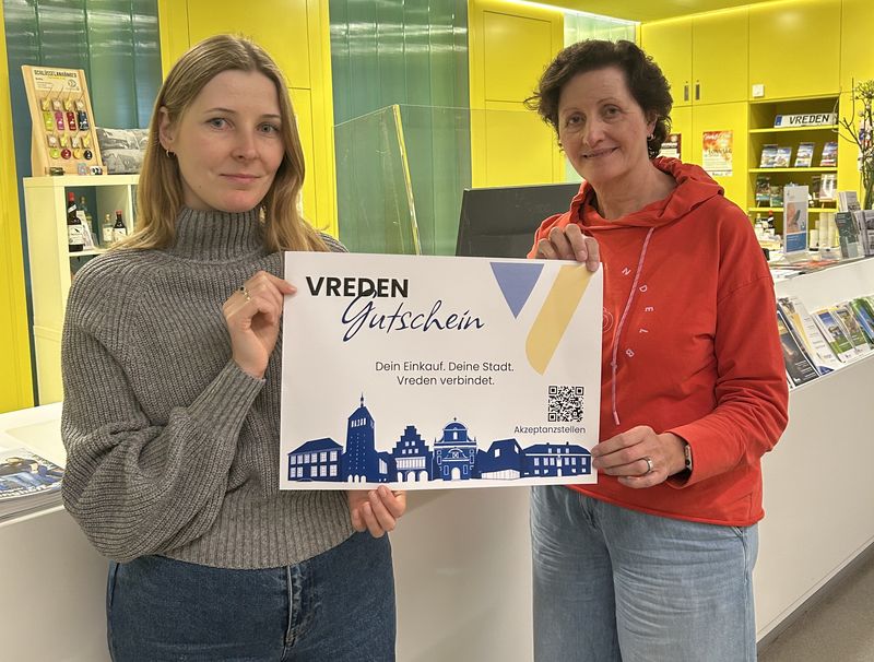 Karina Woźniak-Arends (links) und Gisela Busch präsentieren das neue Design des Vreden-Gutscheins.