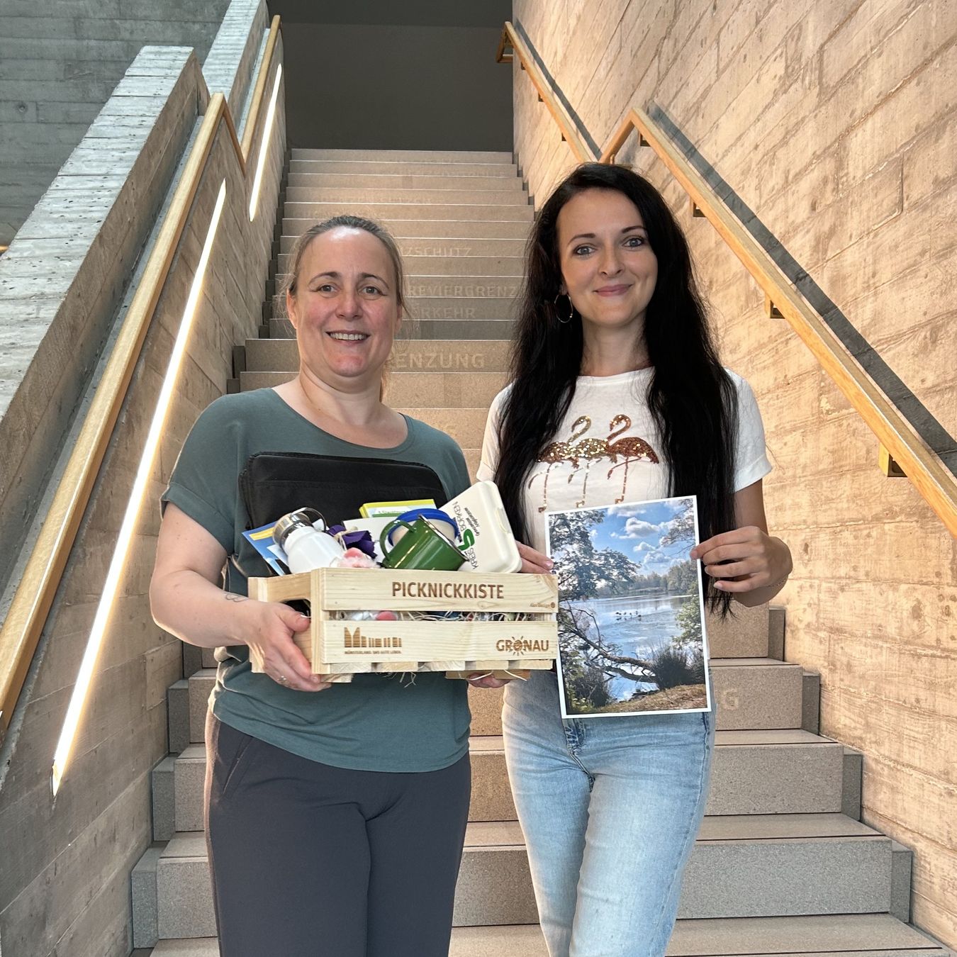 Das eingereichte Foto von Natalia Helm aus Vreden erhalten – Nicole Wessels vom Vredener Stadtmarketing hat  Natalia Helmdie prall gefüllte Picknickkiste überreicht.
