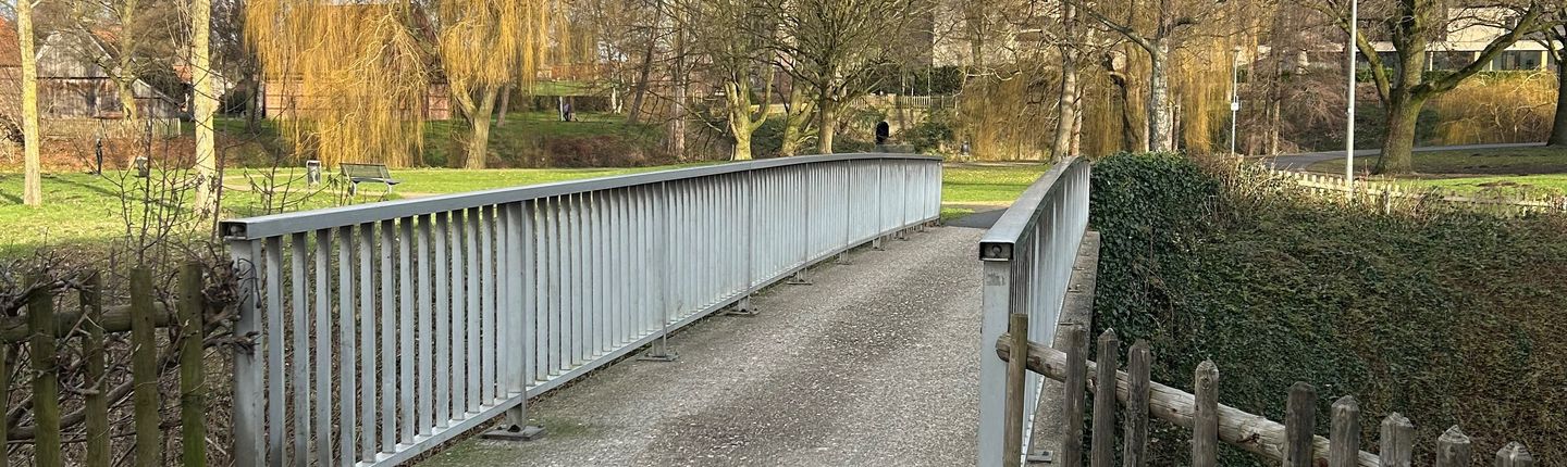 Bild der Brücke zwischen Rundsporthalle und Seniotenzentrum