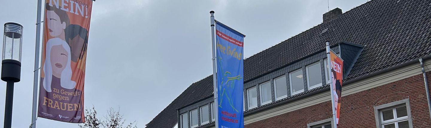 Flaggen gegen Gewalt an Frauen wehen vor dem Rathaus