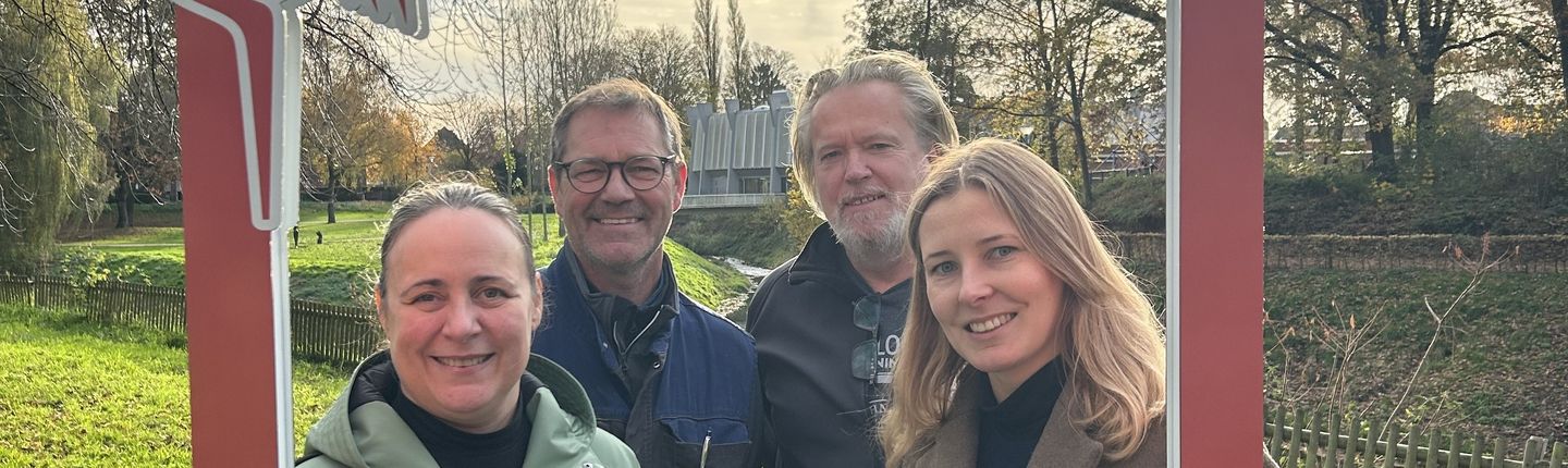 Nicole Wessels (links) und Karina Wozniak-Arends (rechts) vom Stadtmarketing Vreden sowie Rainer Halfer (Mitte, links) und Robert Bösing (Mitte, rechts) von der Agentur Team Art Work freuen sich über den neuen Fotopoint im Vredener Stadtpark.