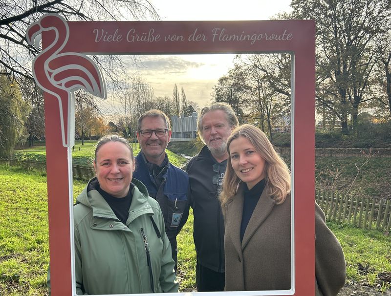 Nicole Wessels (links) und Karina Wozniak-Arends (rechts) vom Stadtmarketing Vreden sowie Rainer Halfer (Mitte, links) und Robert Bösing (Mitte, rechts) von der Agentur Team Art Work freuen sich über den neuen Fotopoint im Vredener Stadtpark.