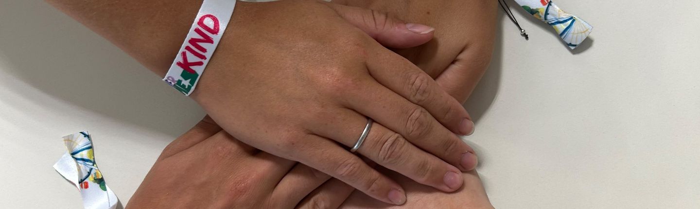 Kirmeskindarmbänder_vier Hände