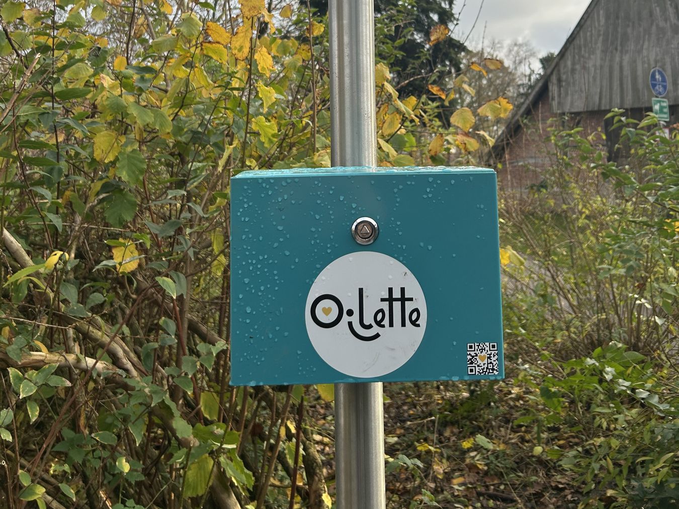 Schild und Tütenspender der Oilette im Stadtpark