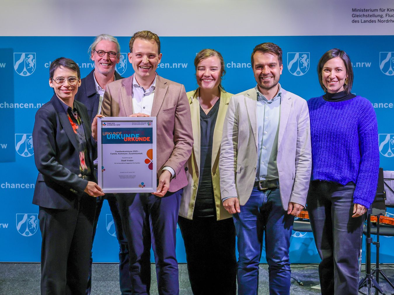 Über die Auszeichnung Vredens als „Familienkommune“ freuen sich (von links): Ministerin Josefine Paul, Markus Funke, Bürgermeister Dr. Tom Tenostendarp, Sarah Terhürne, Fadi Rajab und Heike Wermer.