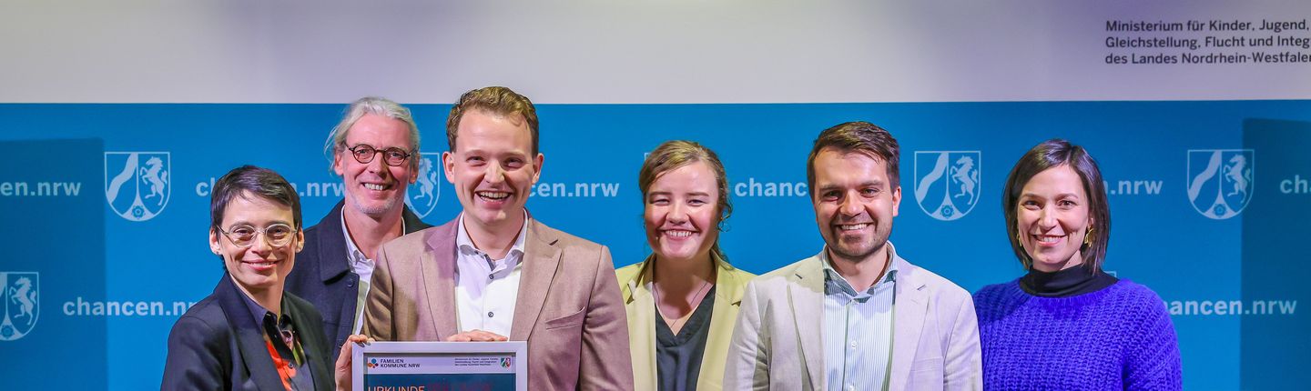 Über die Auszeichnung Vredens als „Familienkommune“ freuen sich (von links): Ministerin Josefine Paul, Markus Funke, Bürgermeister Dr. Tom Tenostendarp, Sarah Terhürne, Fadi Rajab und Heike Wermer.