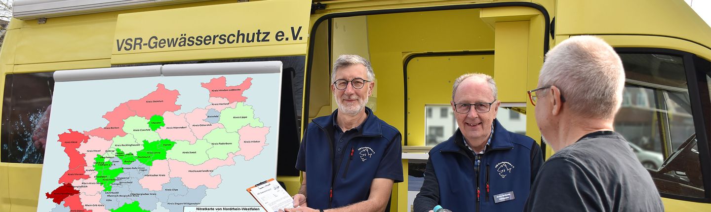 Heinz-Theo_van_Wickeren_und_Heinz-Wilhelm_Huelsmans_beraten_einen_Brunnenbesitzer_mit_Nitratkarte_NRW