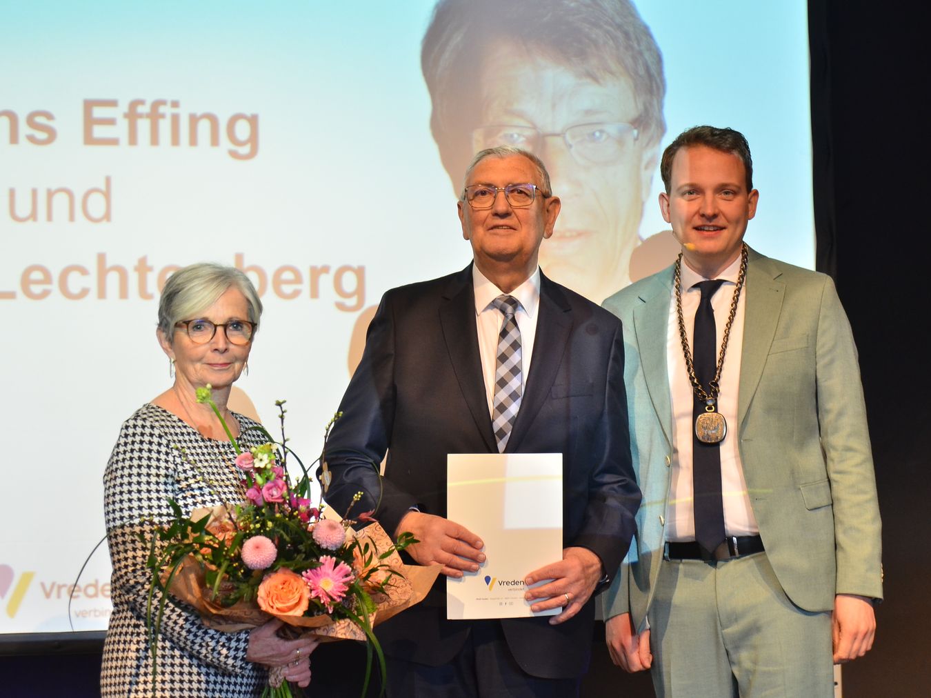 Hubert Lechtenberg (Mitte) erhielt die Auszeichnung zum „Ehrenratsmitglied“. Seine Frau, Elisabeth (links) und Bürgermeister Dr. Tom Tenostendarp (rechts) freuten sich mit ihm.