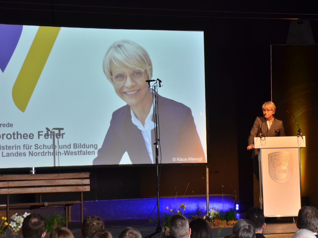 Dorothee Feller steh am Rednerpult.