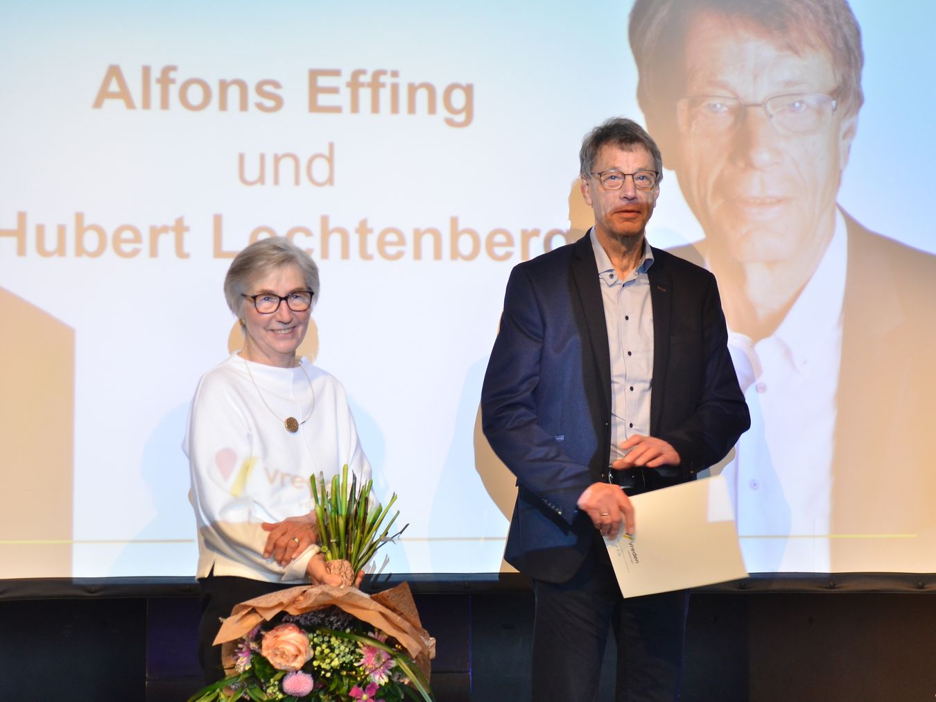 Alfons Effing erhielt die Auszeichnung zum „Ehrenratsmitglied“. Seine Frau, Getrud, freute sich mit ihm.
