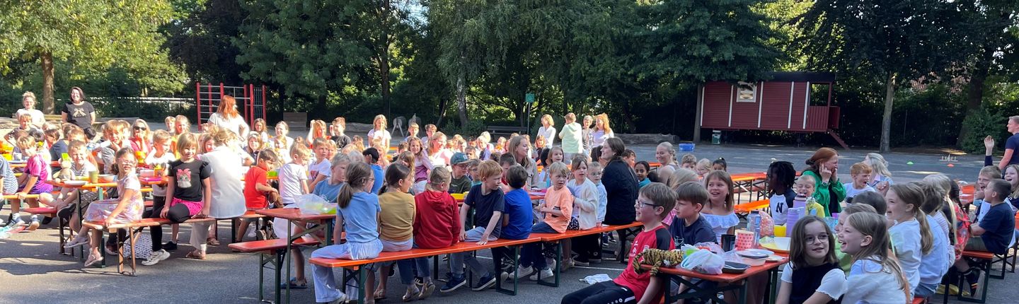 Kinder der St. Marien-Schule beim gesunden Frühstück
