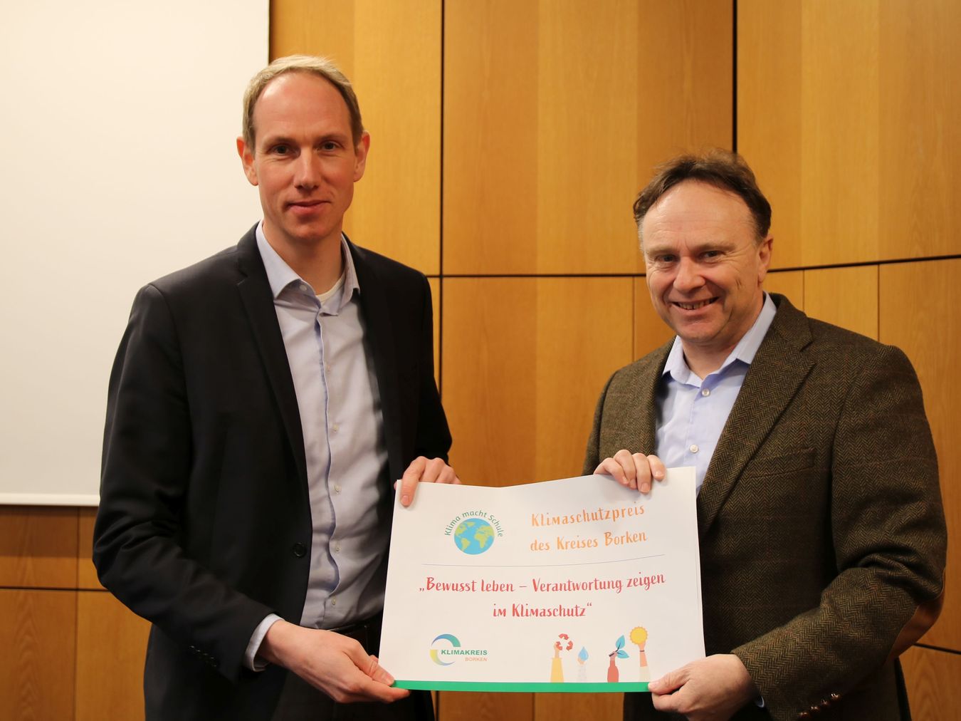 Unter dem Titel „Klima macht Schule“ rufen Landrat Dr. Kai Zwicker (re.) und Stabsstellenleiter Michael Weitzell die Schulen zum Mitmachen auf