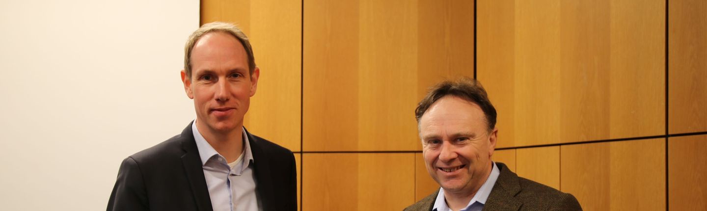 Unter dem Titel „Klima macht Schule“ rufen Landrat Dr. Kai Zwicker (re.) und Stabsstellenleiter Michael Weitzell die Schulen zum Mitmachen auf