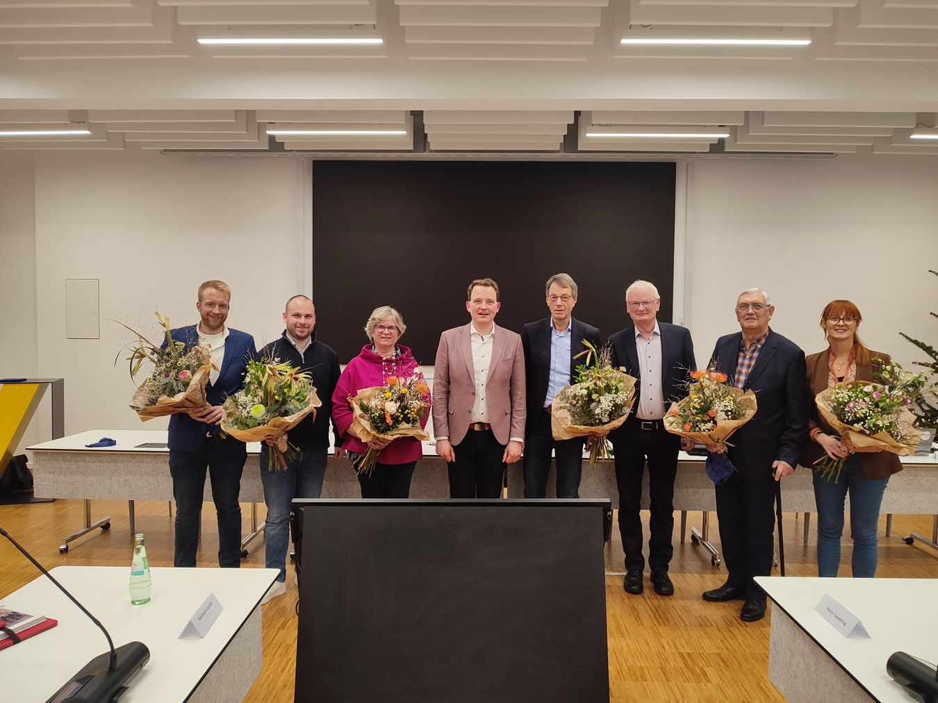 Fotos zusammen mit dem Bürgermeister bei der Verabschiedung im Ratssaal.