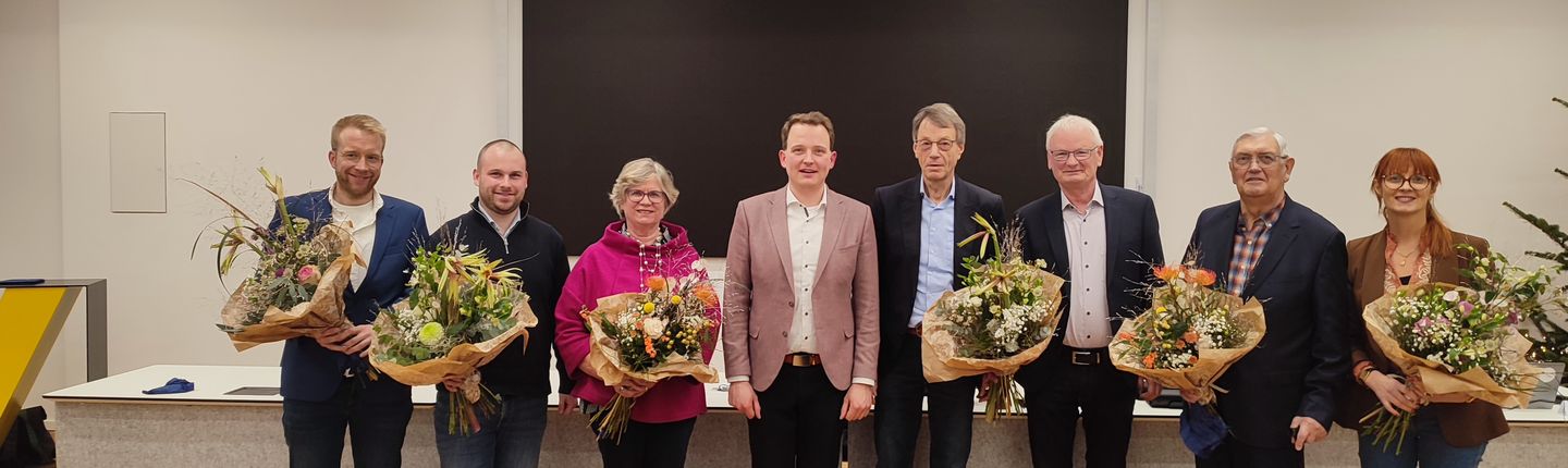 Fotos zusammen mit dem Bürgermeister bei der Verabschiedung im Ratssaal.