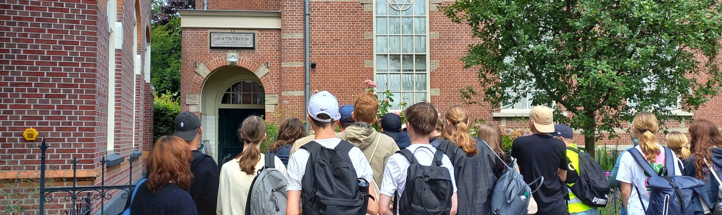 Schülerinnen und Schüler des Vredener Gymnasiums stehen vor der Synagoge in Winterswijk
