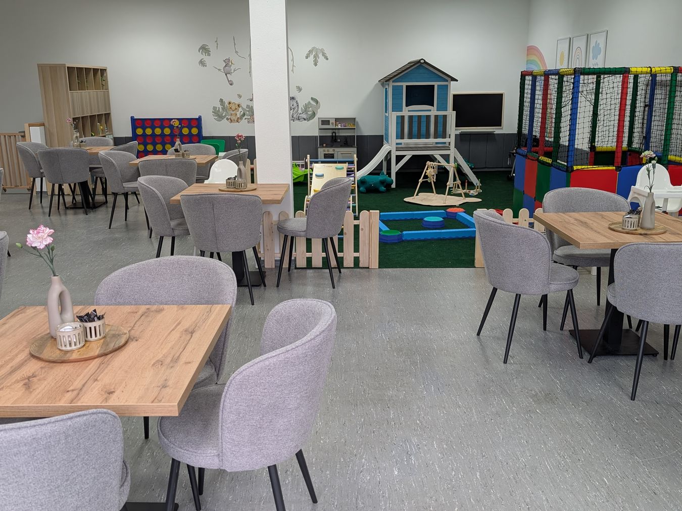 Der Cafébereich der „Kleinen Salzstube – Kaffee & Krümel“ mit angrenzendem Spielbereich für Kinder, der besonders auf die Bedürfnisse von Familien ausgerichtet ist.