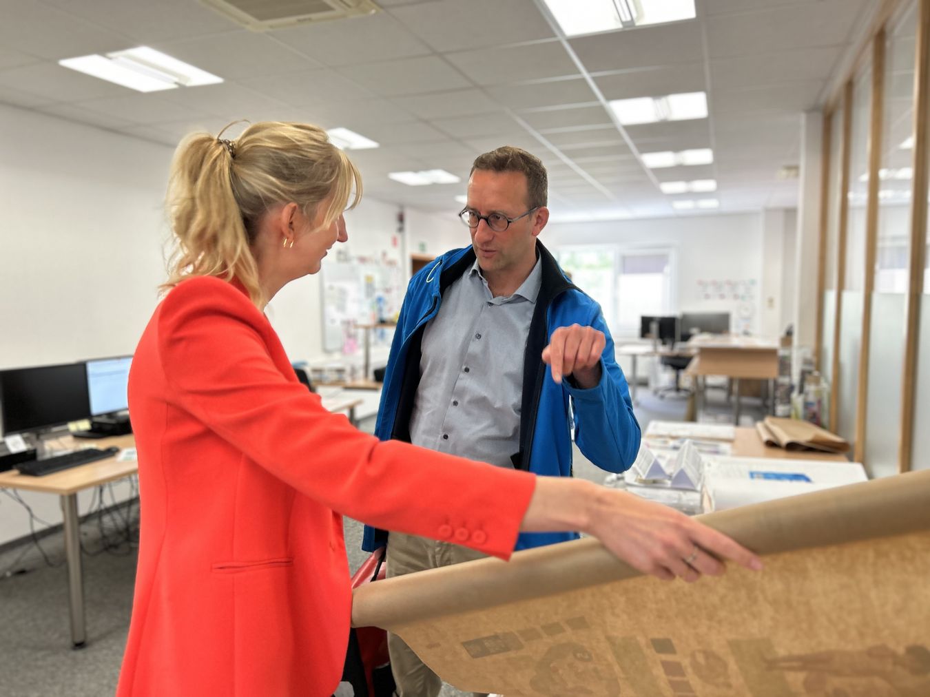 Ina Polhuis, Assistenz der Geschäftsleitung, zeigt Wirtschaftsförderer Michael Terhörst verschiedene Verpackungsmaterialien.
