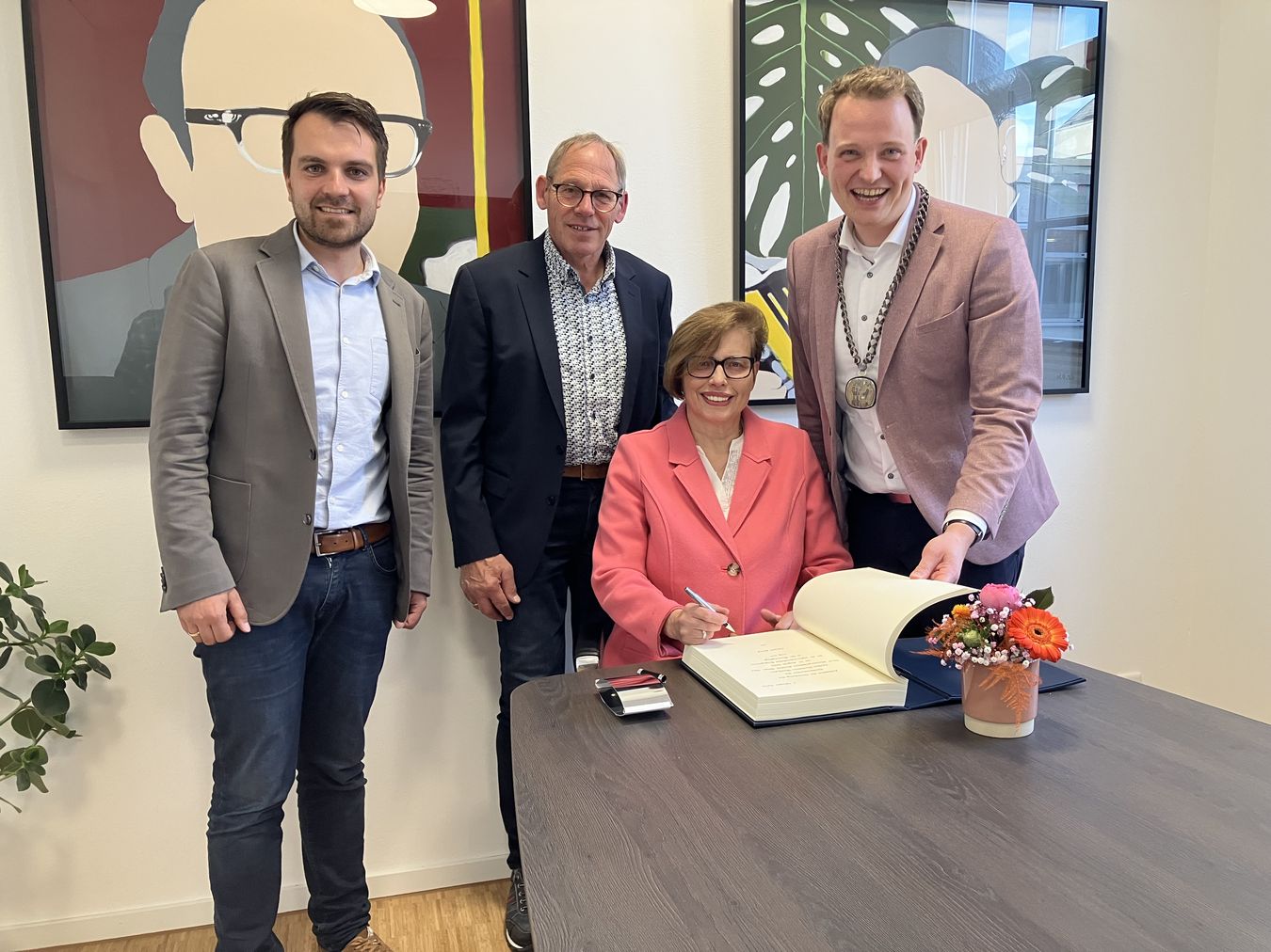 Bürgermeister Dr. Tom Tenostendarp (rechts) und der Erste Beigeordnete, Fadi Rajab (links), bedanken sich bei Christel Höink für ihr außergewöhnliches Engagement. Unterstützt wird Christel von ihrem Mann, Hermann Josef Höink (Mitte).