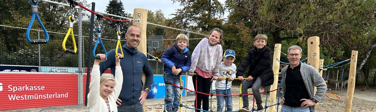 Schulkinder und beteiligte des Projekts auf und vor dem Niedrigseilgarten.
