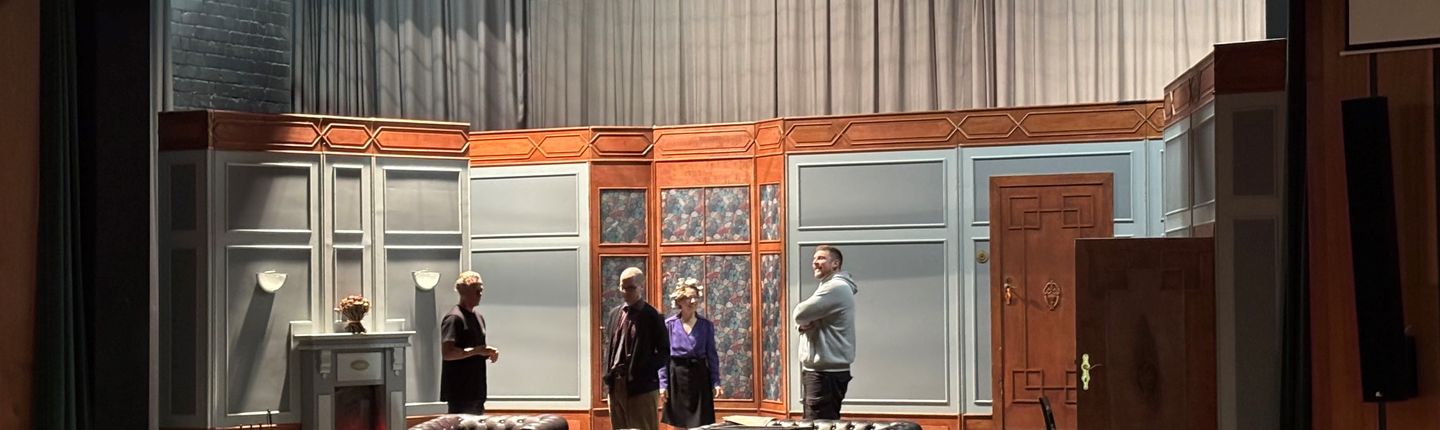 Bild einer Kulisse einer Aufführung im Theater und Konzertsaal