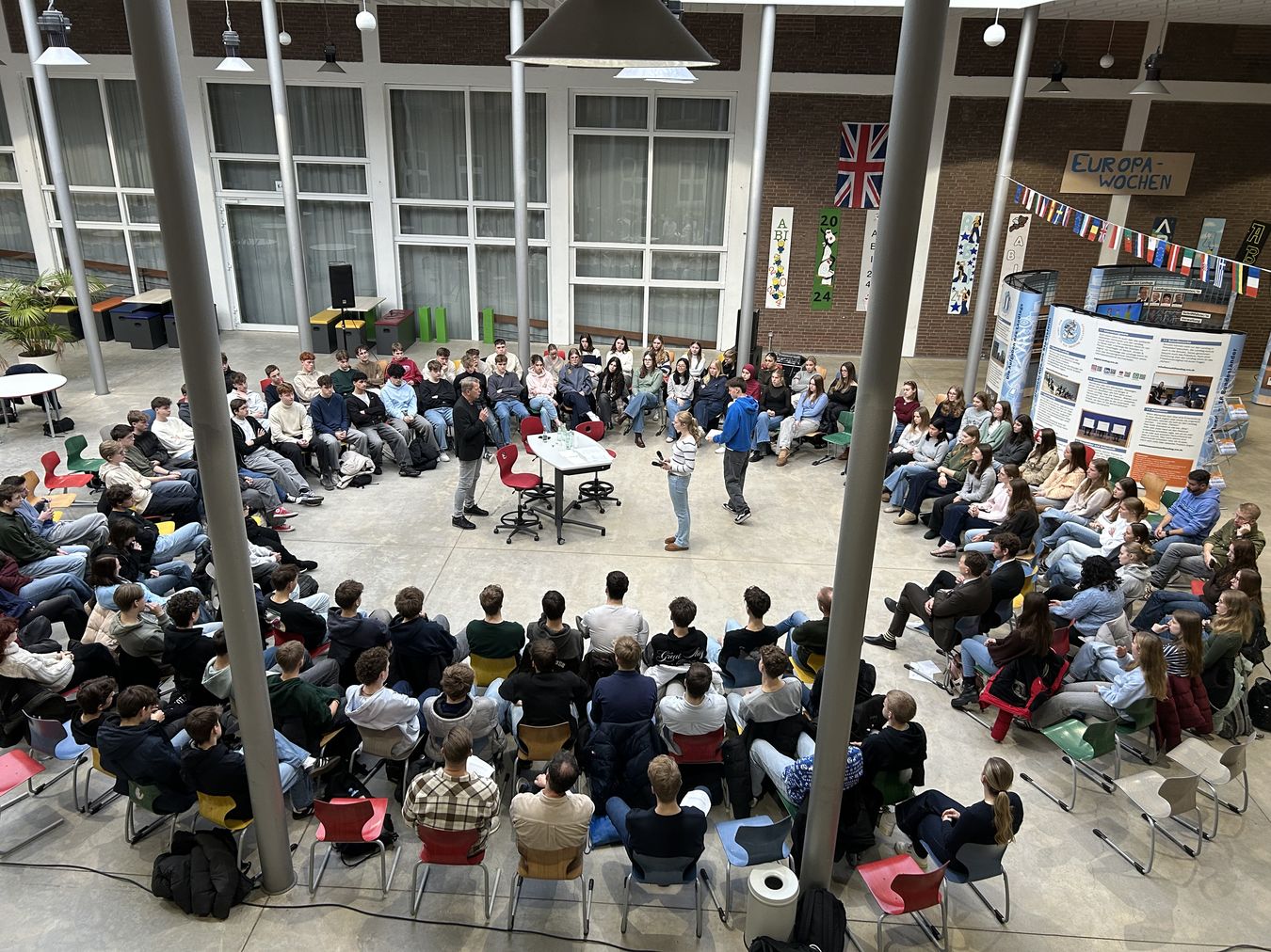 Kreis der Schülerinnen und Schüler in deren Mitte Christof Rasche steht von oben