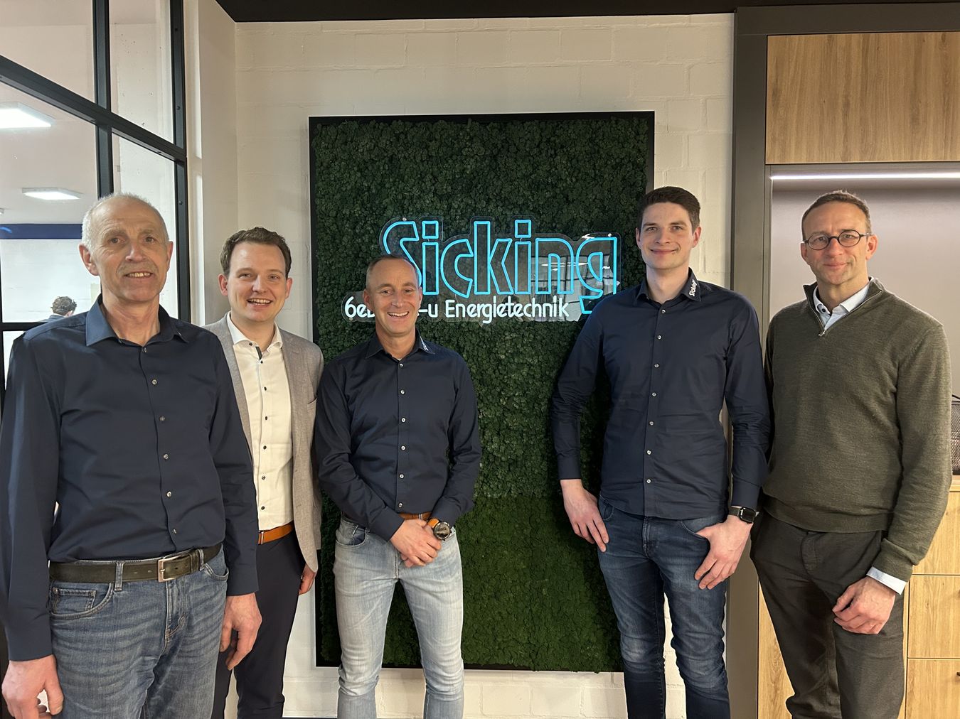 Über einen guten Austausch freuen sich (v.l.): Hubert Niehues, Sicking GmbH, Bürgermeister Dr. Tom Tenostendarp, Dirk Sicking und Simon Niehues, Geschäftsführende der Sicking GmbH, sowie Wirtschaftsförderer Michael Terhörst.