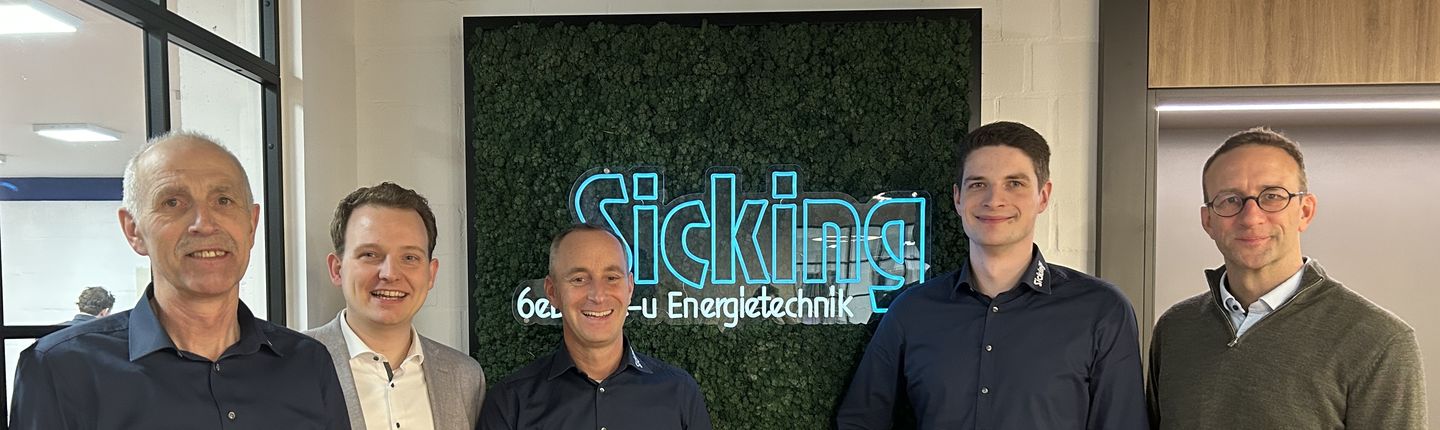 Über einen guten Austausch freuen sich (v.l.): Hubert Niehues, Sicking GmbH, Bürgermeister Dr. Tom Tenostendarp, Dirk Sicking und Simon Niehues, Geschäftsführende der Sicking GmbH, sowie Wirtschaftsförderer Michael Terhörst.