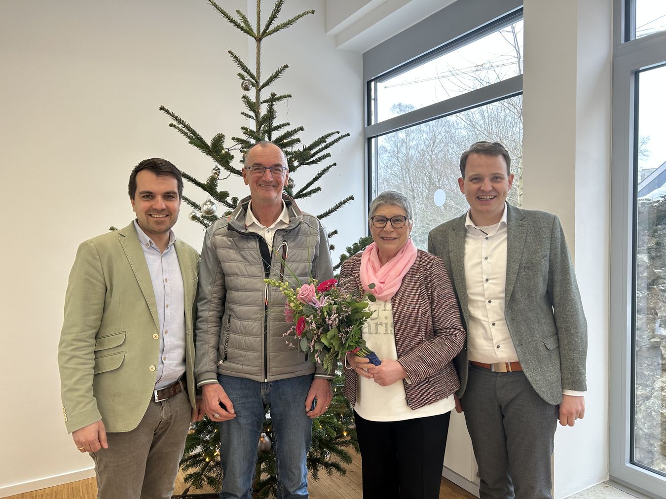 Fotos zusammen mit Bürgermeister und Erstem beigeordneten im Ratssaal.