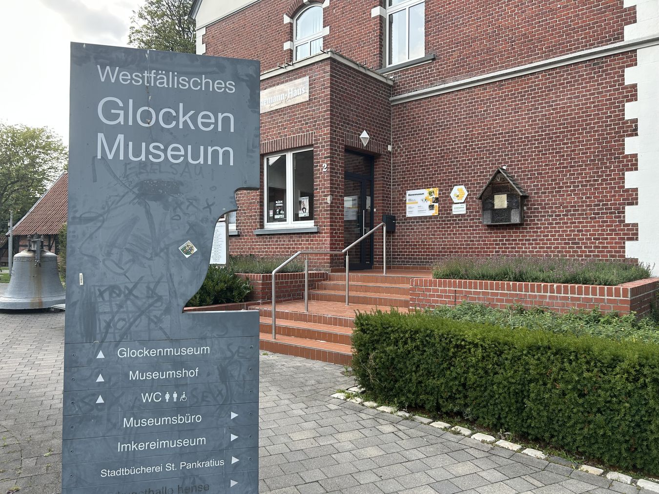 Bild des Imkereimuseums, im Vordergrund SChild des Glockenmuseums