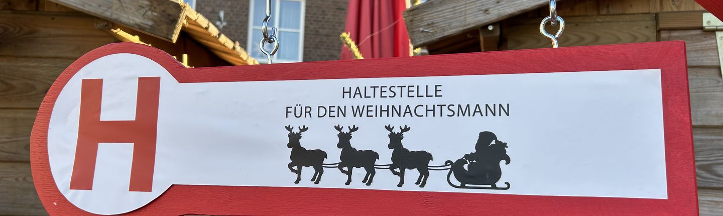 Bild eines Schildes "Haltestelle Weihnachtsmann" in der Innenstadt zur Adventszeit.