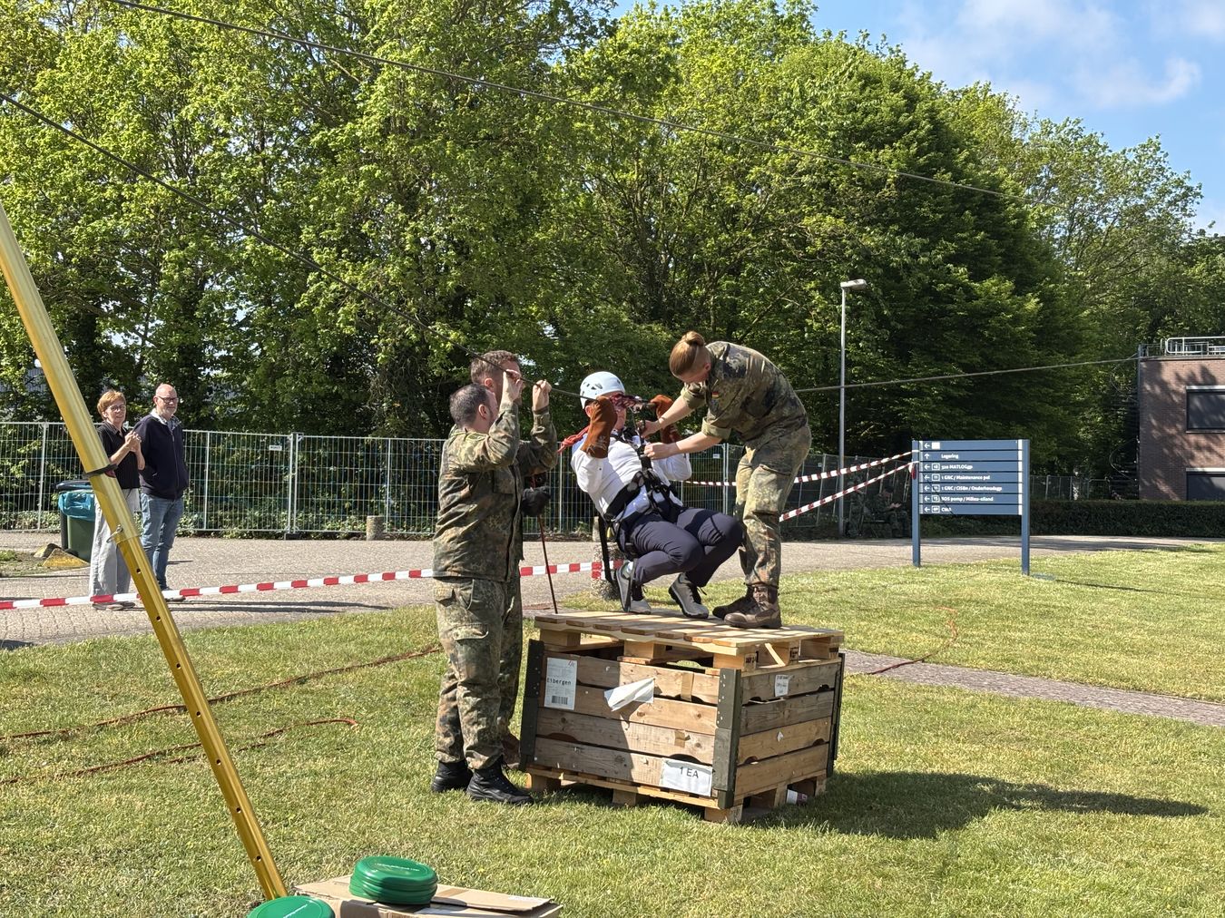 Die Einsatzkräfte hatten ein großes Mitmachprogramm vorbereitet. Hier eine Zip-Line.