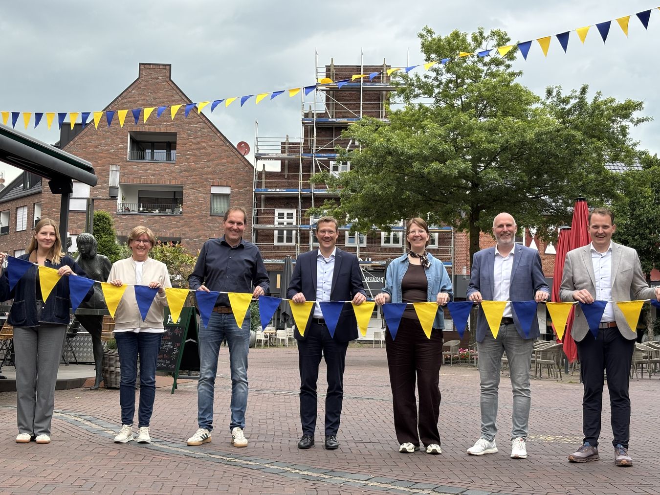 Gemeinsam für eine attraktive Innenstadt: Die Sponsoren präsentieren die neuen Wimpel, die das Stadtbild verschönern (vlnr.): Karina Woźniak-Arends (Stadtmarketing), Margot Isfording (Papierfabrik Vreden GmbH), Thomas Hackfort (Matthews Engineering), Hendrik Pieper (Saueressig), Eva-Maria Imping (Vredener Wirtschaftsvereinigung), Markus Thesing (Vredener Wirtschaftsvereinigung), Bürgermeister Dr. Tom Tenostendarp (Stadt Vreden).