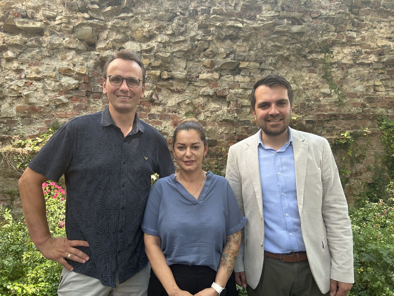 Von links nach rechts: Ludger Kemper-Bengfort, Fachabteilungsleiter Familie und Soziales, Nadja Salameh, Suchtberatung des Caritasverbandes Ahaus – Vreden e.V, und Fadi Rajab, Erster Beigeordneter der Stadt Vreden, freuen sich über die Beratungsangebote im Rathaus der Stadt Vreden.