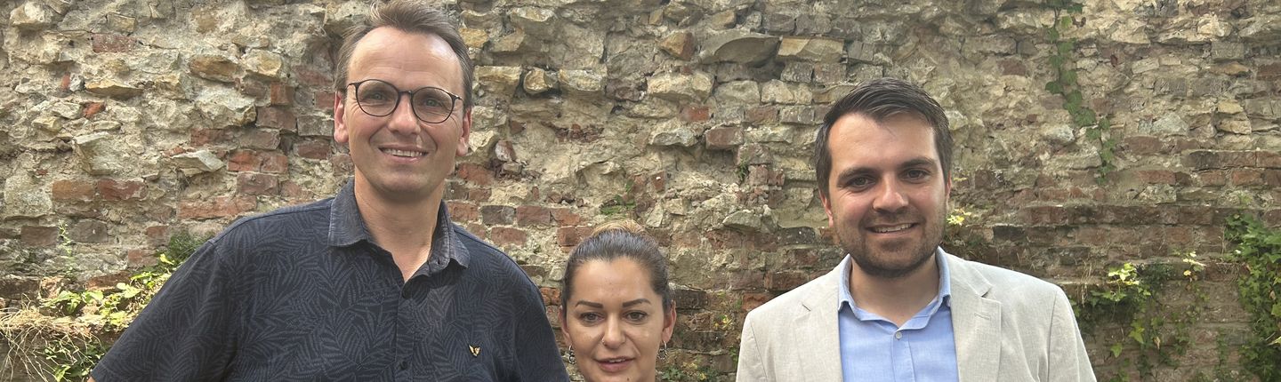 Von links nach rechts: Ludger Kemper-Bengfort, Fachabteilungsleiter Familie und Soziales, Nadja Salameh, Suchtberatung des Caritasverbandes Ahaus – Vreden e.V, und Fadi Rajab, Erster Beigeordneter der Stadt Vreden, freuen sich über die Beratungsangebote im Rathaus der Stadt Vreden.
