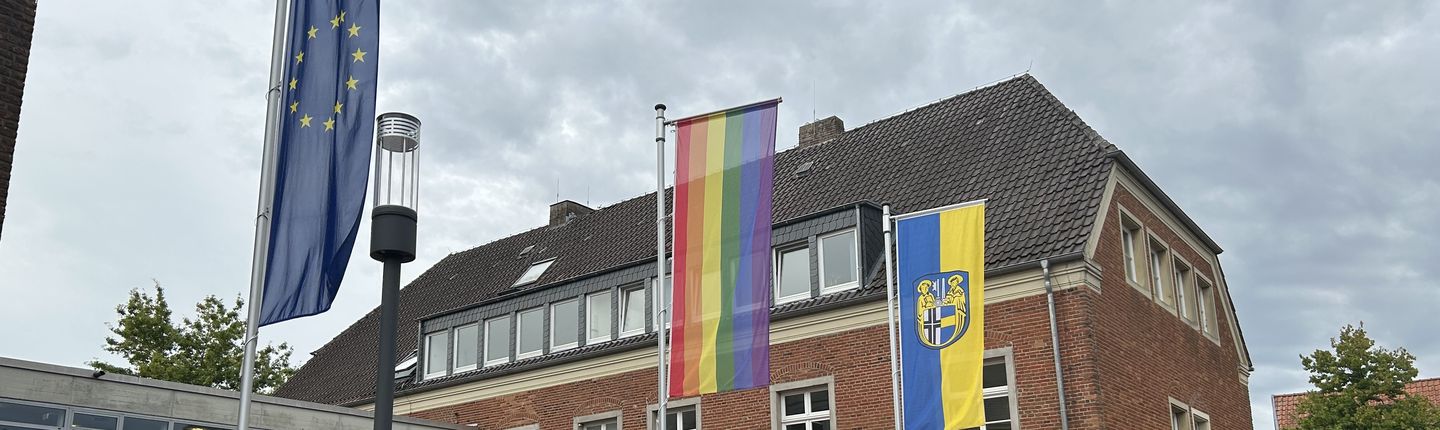 Regenbogenflagge am Rathaus