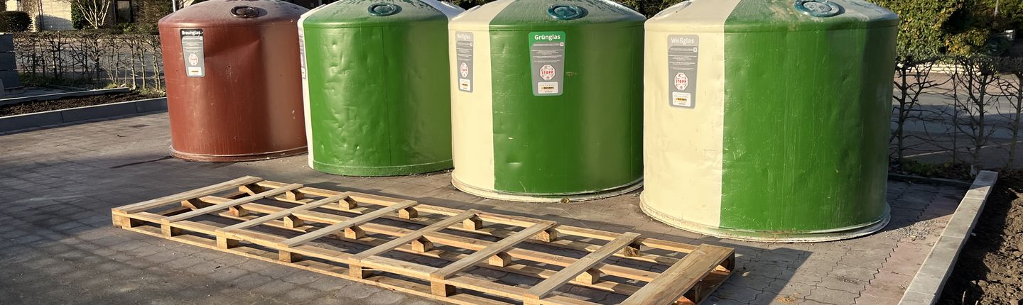 Glascontainer auf dem Lidl Parkplatz