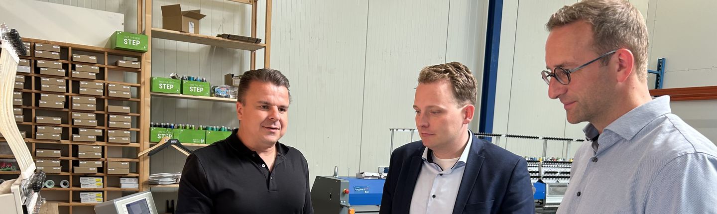 Florian Roth (links) führte Bürgermeister Dr. Tom Tenostendarp (Mitte) und Wirtschaftsförderer Michael Terhörst (rechts) durch die Betriebe von CAD Marketing und Werkstoff Workwear.