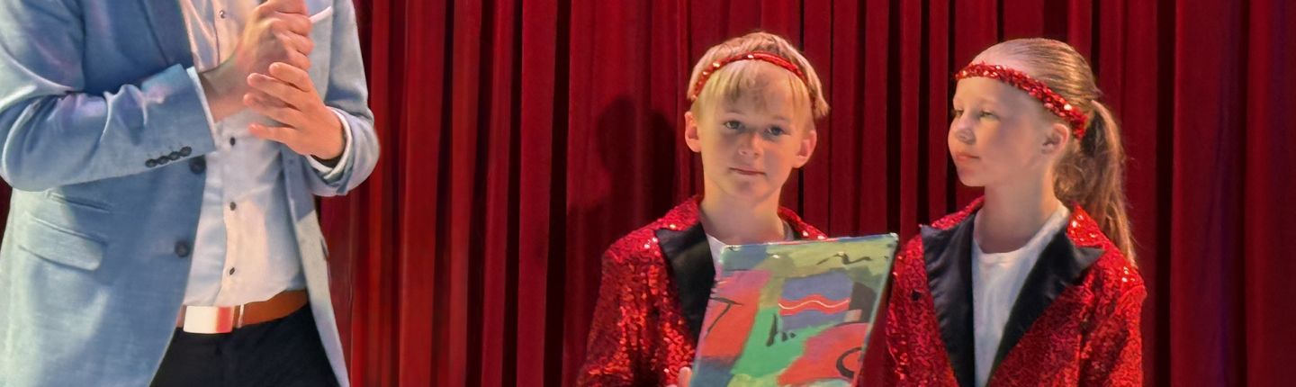 Bürgermeister Tom Tensostendarp neben Kindern der Marienschule im Zirkus.Outfit