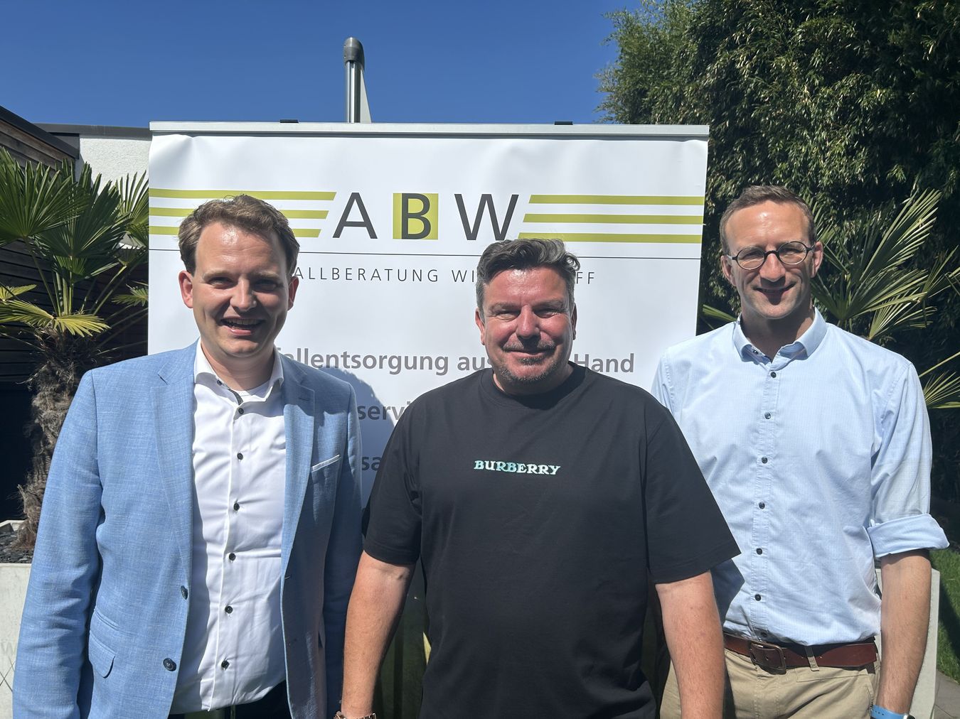 Beim Unternehmensbesuch bei der Abfallberatung Wintershoff tauschten sich (v.l.) Bürgermeister Dr. Tom Tenostendarp, Geschäftsführer Karsten Wintershoff und Wirtschaftsförderer Michael Terhörst über die Entwicklung des Unternehmens, aktuelle Herausforderungen der Entsorgungsbranche und zukünftige Wachstumsperspektiven aus.