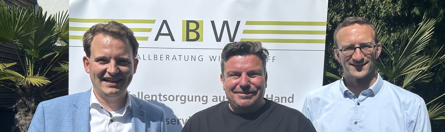 Beim Unternehmensbesuch bei der Abfallberatung Wintershoff tauschten sich (v.l.) Bürgermeister Dr. Tom Tenostendarp, Geschäftsführer Karsten Wintershoff und Wirtschaftsförderer Michael Terhörst über die Entwicklung des Unternehmens, aktuelle Herausforderungen der Entsorgungsbranche und zukünftige Wachstumsperspektiven aus.
