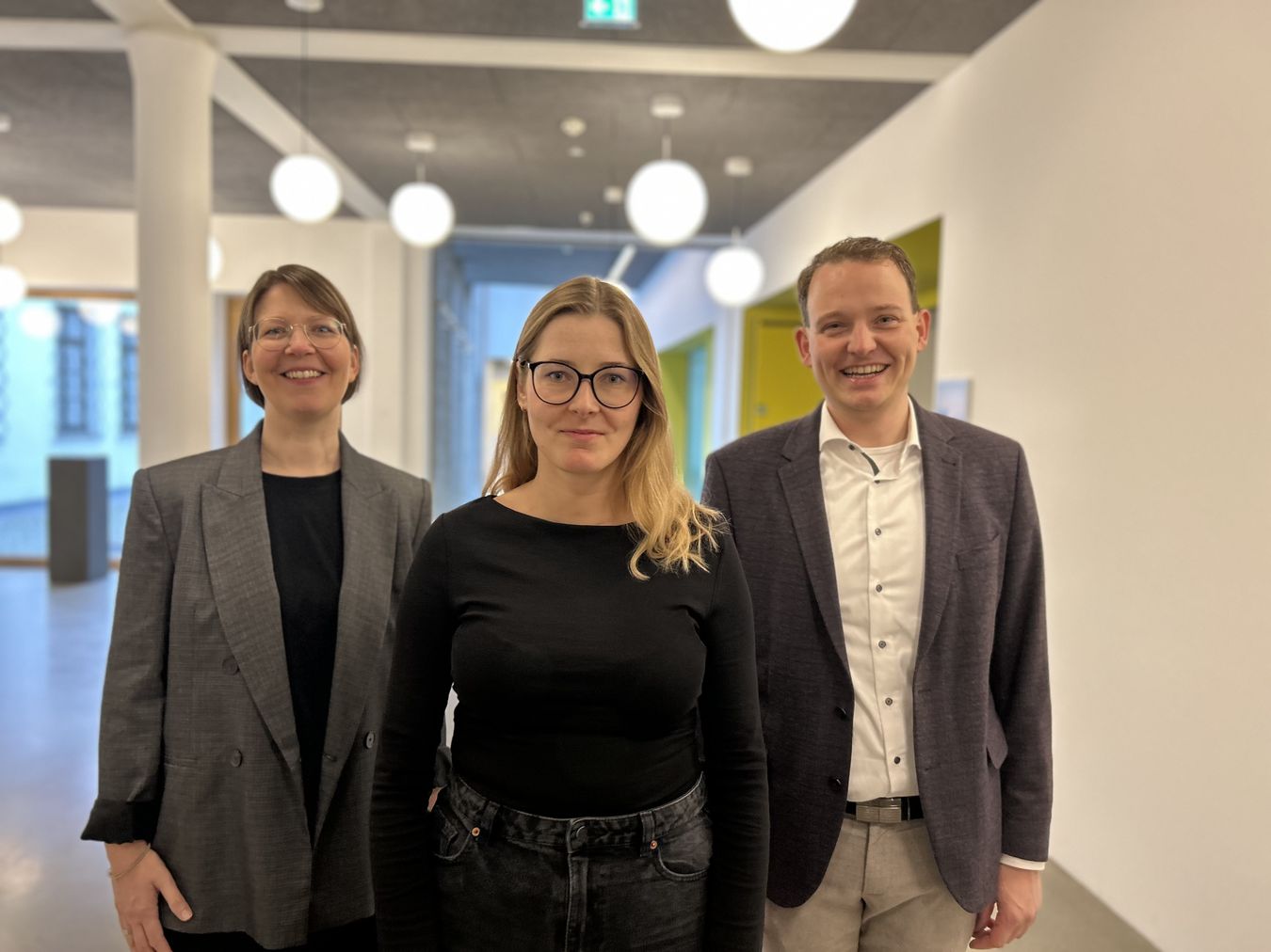 Die neue Teamleitung des Stadtmarketings, Karina Woźniak-Arends (Mitte), zusammen mit Eva-Maria Imping, Vorsitzende der Vredener Wirtschaftsvereinigung (links), und Bürgermeister Dr. Tom Tenostendarp (rechts).